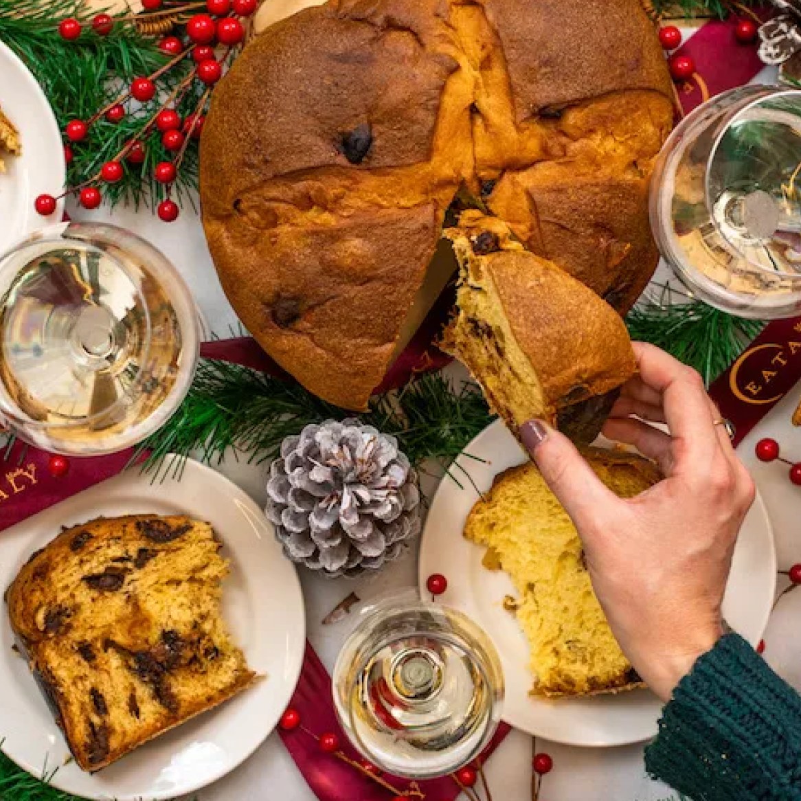 Panettone Eataly partagé sur une table de Noël