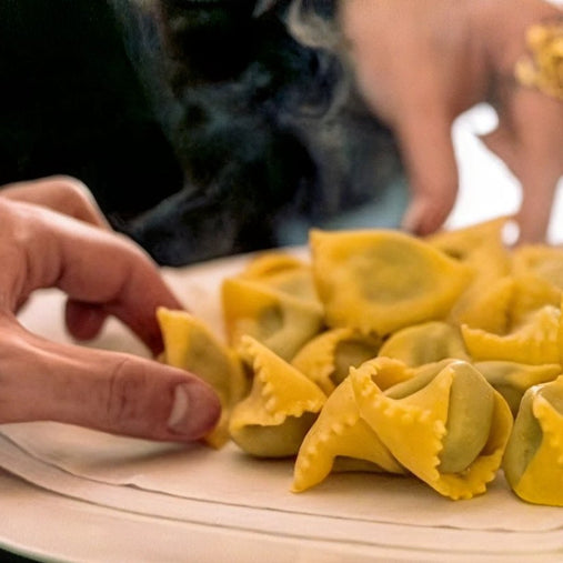 Chef Eataly préparant des pâtes fraîches farcies