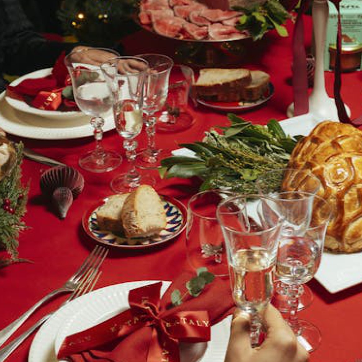 Table de fête italienne dressée avec panettone et vins
