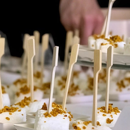 Bouchées apéritives dressées pour un cocktail d'entreprise